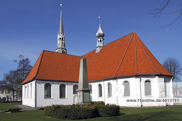 Historische Kirche auf Marktplatz in Heide  St. Jürgen-Kirche auf dem Markt  Dithmarschen  Schleswig-Holstein  Deutschland