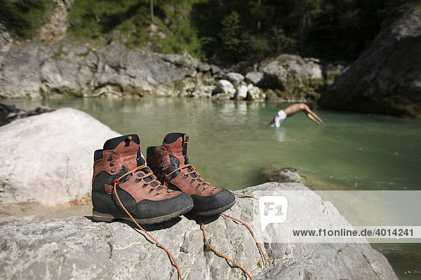 Wanderschuhe  Wanderer ninmmt erfrischendes Bad nach einer Wanderung  Brandenberger Ache  Nordtirol  Österreich  Europa