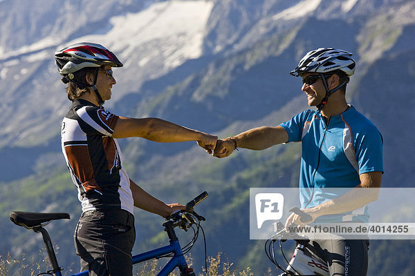 Mountainbiker beglückwünschen sich  Zillertaler Alpen  Nordtirol  Österreich  Europa