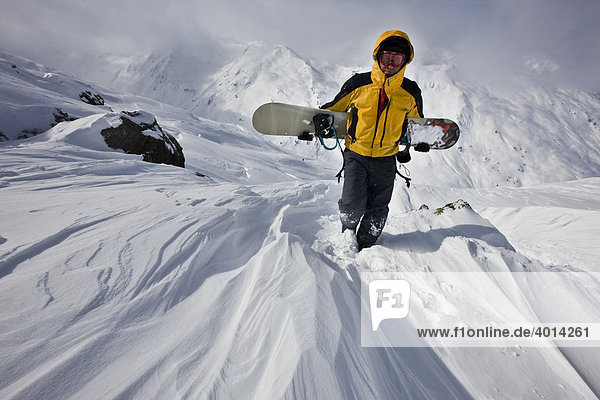 Snowboarder im tiefverschneiten Gelände  Hochfügen  Tuxer Alpen  Nordtirol  Österreich  Europa