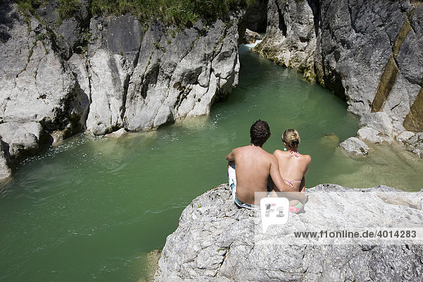 Paar in Badebekleidung blickt über Brandenberger Ache  Nordtirol  Österreich  Europa