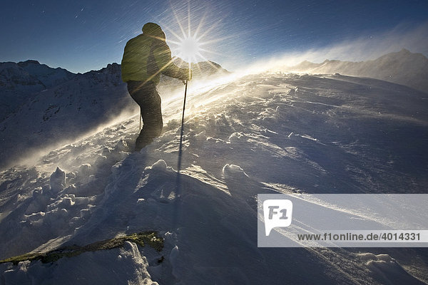 Tourengeher kämpft sich durch Schneesturm  Naturpark Kaunergrat  Nordtirol  Österreich  Europa