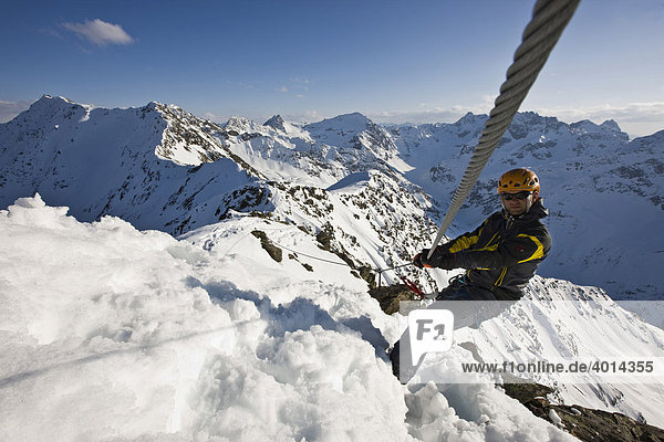 Kletterer gesichert an einem Klettersteig im Winter im Hochgebirge  Arlberg  Verwallgruppe  Nordtirol  Tirol  Österreich  Europa