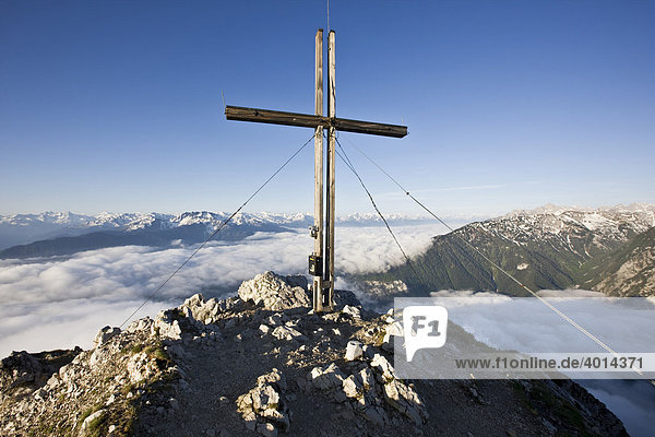 Gipfelkreuz am Ebener Joch  Rofangebirge  Nordtirol  Tirol  Österreich  Europa
