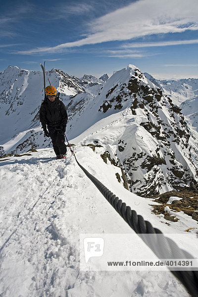 Schitourengeher gesichert an Klettersteig  Arlberg  Verwallgruppe  Nordtirol  Österreich  Europa