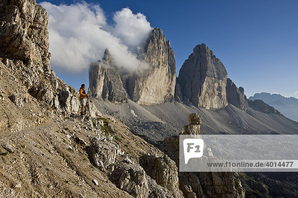 Tre Cime di Lavaredo  Three Peaks  hiker  Sexten Dolomites  Alto Adige  Italy  Europe