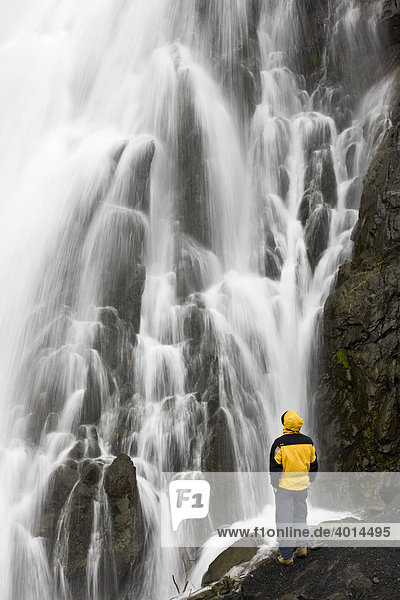 Wasserfall mit Wanderer in der Nähe von Seward  Alaska  USA
