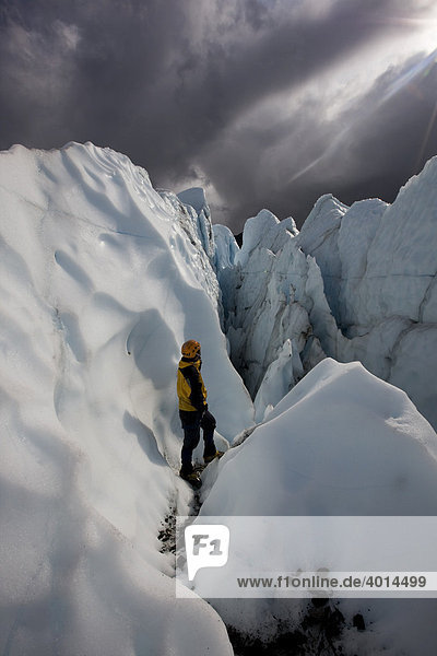 Bergsteiger an der Nordflanke der Churgach Mountains  Matanuska Gletscher  südliches Alaska  USA