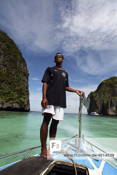 Mann auf Boot  Maya Bay  Phi Phi Island  Phuket  Thailand  Asien