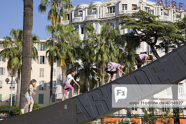 Spielende Kinder auf der Skulptur Arc de 115_5 von B. Venet  Jardin Albert 1er  Stadtpark  Nizza  Cote d'Azur  Frankreich