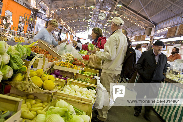 Gemüse  Gemüseverkauf auf dem MarchÈ Provencal  provencalischer Markt  Antibes  Cote d'Azur  Frankreich
