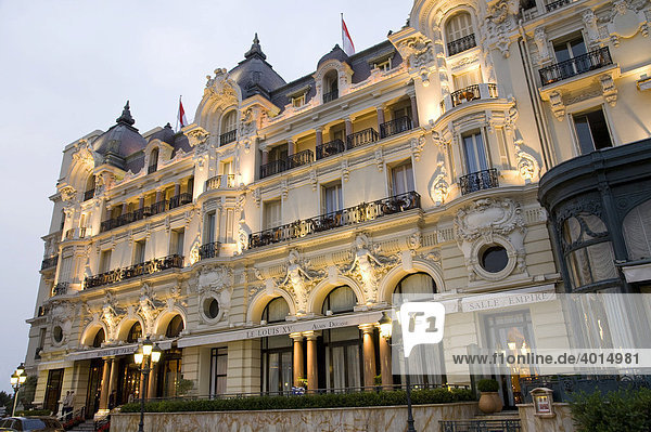 Hotel de Paris in der Dämmerung  Luxushotel  Monte Carlo  Monaco  Cote d'Azur  Frankreich