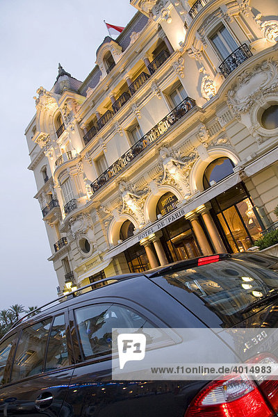 Mercedes vor Hotel de Paris  Luxushotel  Monte Carlo  Monaco  Cote d'Azur  Frankreich