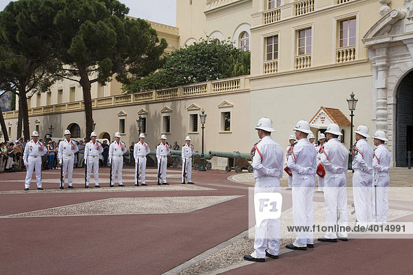 Wachablösung vor dem Fürstenpalast  Palast  Parade  Wache  Monaco  Cote d'Azur  Frankreich