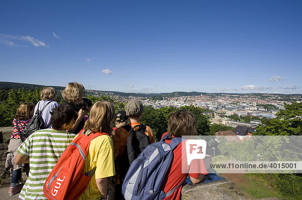 Kinder  Schulkinder  Schulklasse auf der Uhlandshöhe  Aussichtspunkt  Panorama  Stuttgart  Baden-Württemberg  Deutschland