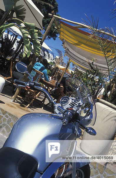 BMW Motorrad vor Cafe Bar in der Hauptstraße  Kalk Bay  Kapstadt  Südafrika  Afrika