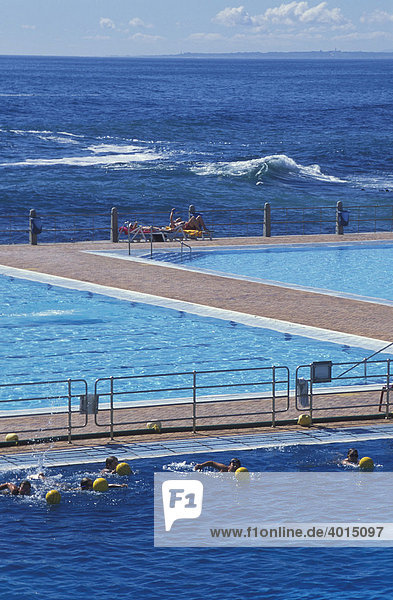 Menschen im Schwimmbad von Sea Point  Meer  Kapstadt  Südafrika  Afrika