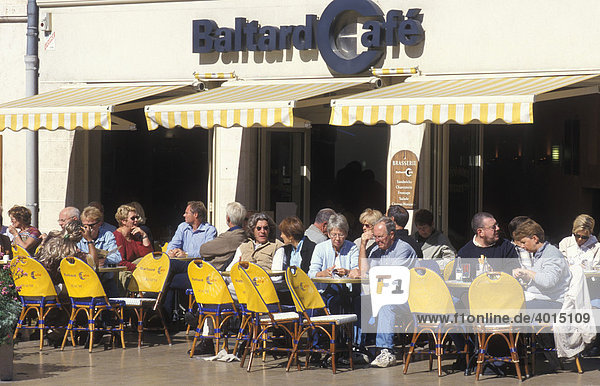 Baltard Cafe am Place de la Halle  Menschen  Beaune  Burgund  Frankreich  Europa