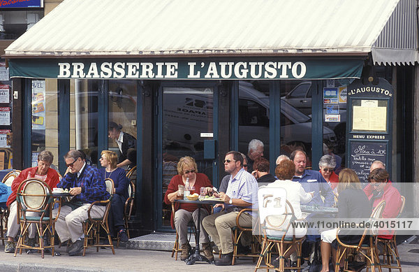 Restaurant Brasserie L'Augusto beim Place du Champ du Mars  Cafe  Menschen  Gäste  Autun  Burgund  Frankreich  Europa