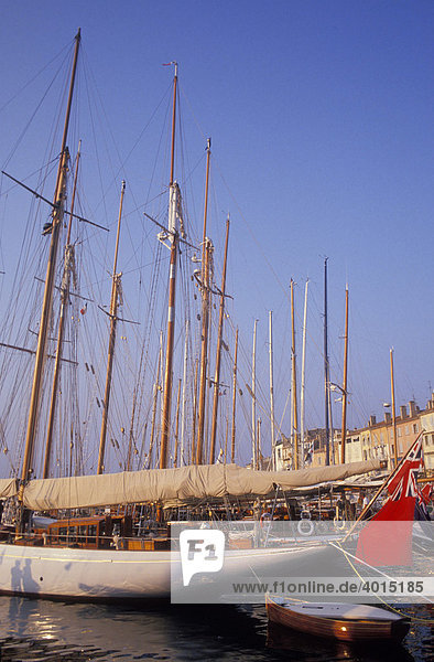 Klassische Jachten  Segeljachten  Segelboote  Hafen  St. Tropez  Cote d'Azur  Provence  Frankreich  Europa