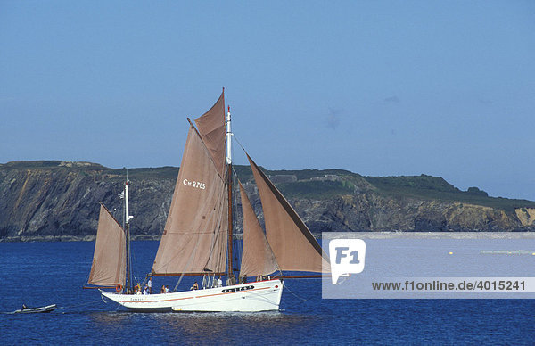 Segelschiff  Oldtimer  Zweimaster  segeln  Meer  bei Camaret sur Mer  Bretagne  Frankreich  Europa