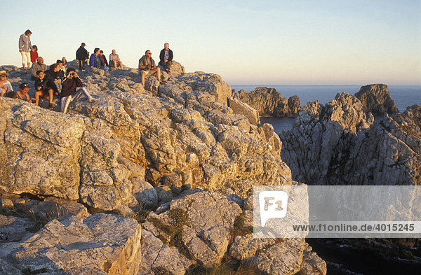 Touristen am Pointe de Penhir  Menschen  Felsen  Meer  Camaret sur Mer  Bretagne  Frankreich  Europa