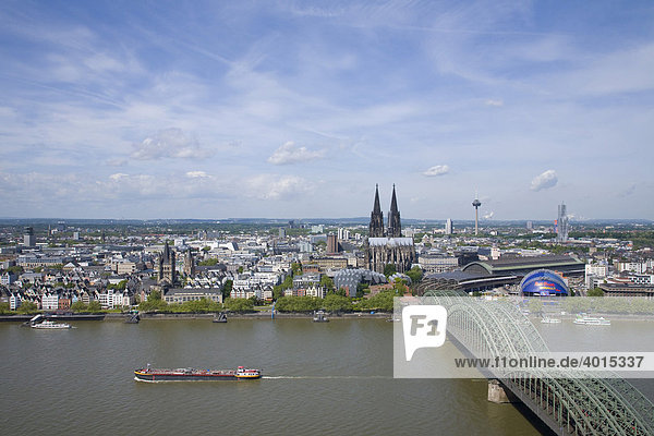 Skyline mit Kölner Dom  Rhein und Hohenzollernbrücke  Panorama  Köln  Nordrhein-Westfalen  Deutschland  Europa