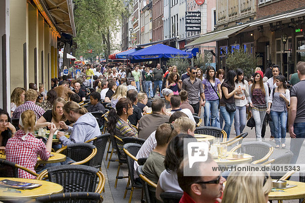 Bierkneipen in der Bolkerstraße  Restaurants  Kneipen  Menschen  Straßenszene  Altstadt  Düsseldorf  Nordrhein-Westfalen  Deutschland