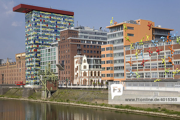 Bürogebäude im Medienhafen  moderne Architektur  Rhein  Düsseldorf  Nordrhein-Westfalen  Deutschland