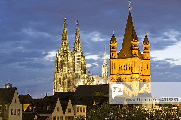 Kölner Dom und Kirche Groß St. Martin bei Nacht  Köln  Nordrhein-Westfalen  Deutschland  Europa