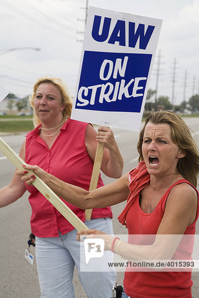 Mitglieder der United Auto Workers Union  Gewerkschaft der Automobilindustrie  bestreiken am zweiten Tag ihres landesweiten Streiks gegen den Automobilhersteller die Fabrik von General Motors' Powertrain  Warren  Michigan  USA