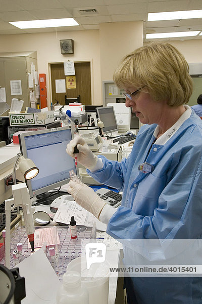 Medizinische Assistentin Sue Maynard führt Bluttests durch  die von den Ärzten am Detroit Medical Center angeordnet wurden  Detroit  Michigan  USA