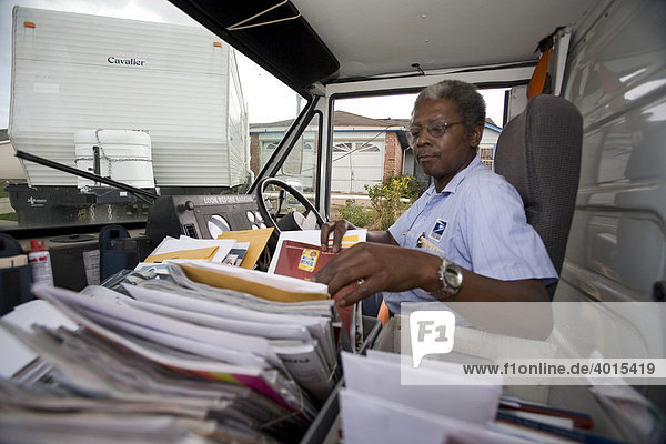 Letter carrier Kevin Miller delivering mail to a FEMA trailer parked on the lawn of a home in New Orleans East  an area that was devastated by Hurricane Katrina  New Orleans  Louisiana  USA