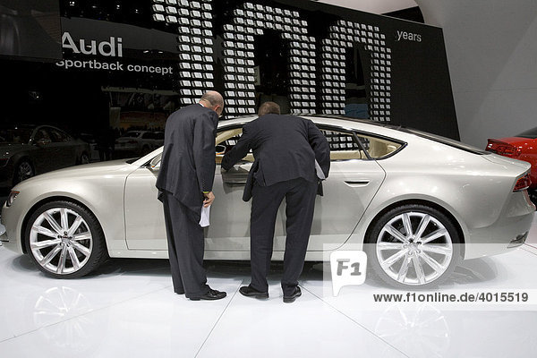 Journalisten begutachten den Audi Sportback Konzeptwagen auf der North American International Auto Show  Detroit  Michigan  USA