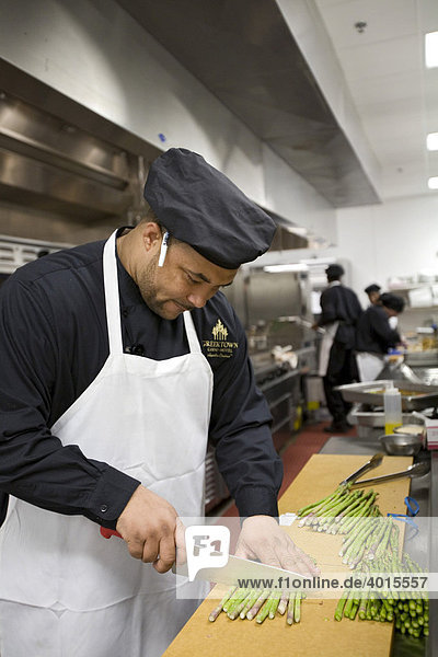 Ein Angestellter schneidet Spargel  Küche des Greektown Casino-Hotels  Detroit  Michigan  USA