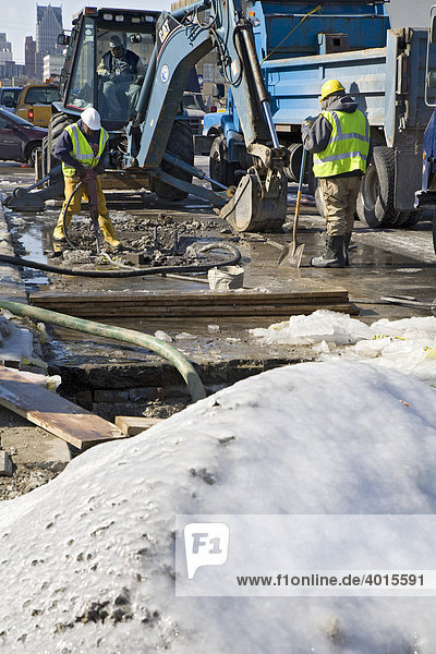 Angestellte der Stadt reparieren den Bruch einer Wasserhauptleitung  Detroit  Michigan  USA