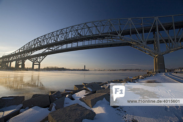 Die Blue Water Bridge über den St. Clair Fluss verbindet die Vereinigten Staaten von Amerika und Kanada  Port Huron  Michigan  USA