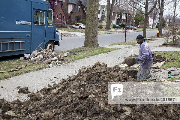 Ein Arbeiter des Detroit Water and Sewerage Department stellt den Wasseranschluss zu einem unbewohnten Haus ab  east side  Detroit  Michigan  USA