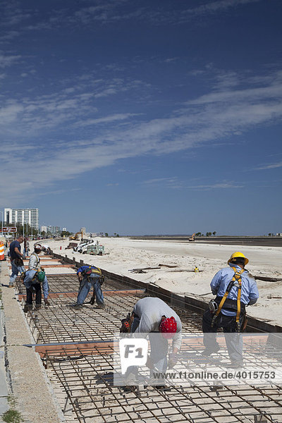 Arbeiter bauen aus Beton eine neue Uferpromenade am Golf von Mexiko  nachdem die alte von Hurricane Katrina zerstört wurde  Biloxy  Mississippi  USA