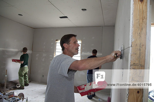 Freiwillige der Vianney und St. Mary's Catholic High School in St. Louis reparieren ein Haus das von Hurricane Katrina beschädigt wurde  New Orleans  Louisiana  USA