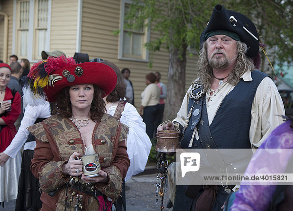 Bewohner von New Orleans verkleidet als Piraten anlässlich der Parade durch das French Quarter zur Pyrate Week  New Orleans  Louisiana  USA