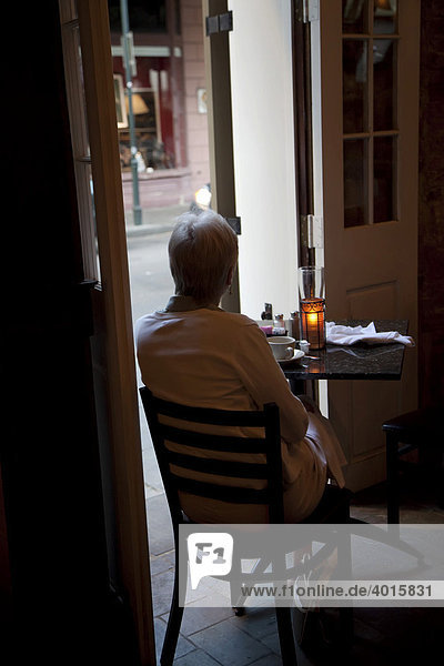 Frau sitzt an einem Tisch in der Royal House Oyster Bar  New Orleans  Louisiana  USA