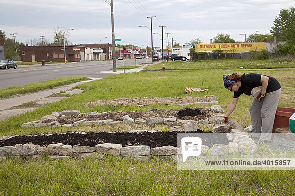 Charity Davis-Custer legt in einem Stadtgarten  der auf einem leerstehenden Grundstück in einem armen Stadtteil eingerichtet wird  erhöhte Beete an  Detroit  Michigan  USA
