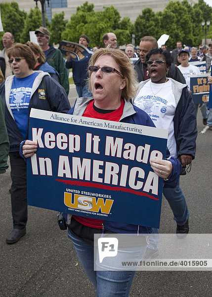 Gewerkschaftsmitglieder marschieren und demonstrieren für den Erhalt von Arbeitsplätzen beim Michigan State Capitol  Lansing  Michigan  USA