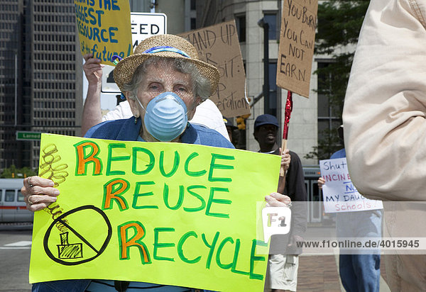 Einwohner von Detroit fordern die Schließung der städtischen Müllverbrennungsanlage zur Energiegewinnung  Detroit  Michigan  USA