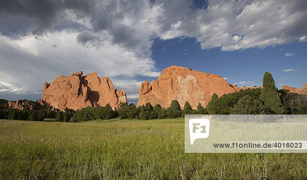 Garden of the Gods  Garten der Götter  ein Stadtpark mit roten Sandstein-Formationen am Fuß der Rocky Mountains  Colorado Springs  Colorado  USA