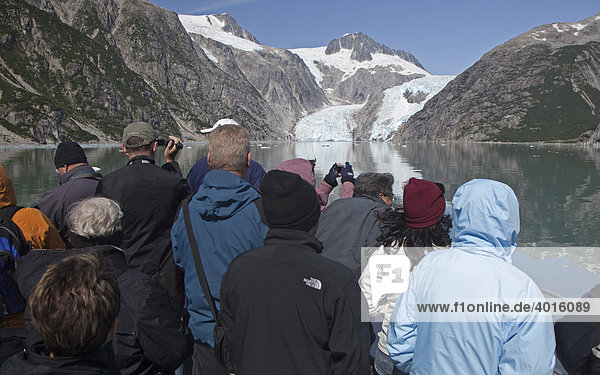 Touristen betrachten den Northwestern Glacier Gletscher von einem Ausflugsboot im Kenai Fjords National Park aus  Seward  Alaska  USA