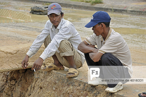 Curious spectators  road building site in Siem Reap  Cambodia  Asia