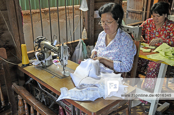 Schneiderin fertigt für amerikanische Textilindustrie  Siem Reap  Kambodscha  Asien
