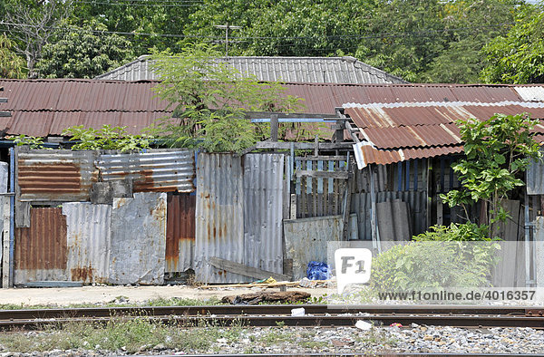 Die Slumbewohner von Bang Sue leben von der Abfallverwertung  Gleise führen durch den armseligen Ort  Bang Sue  Thailand  Asien